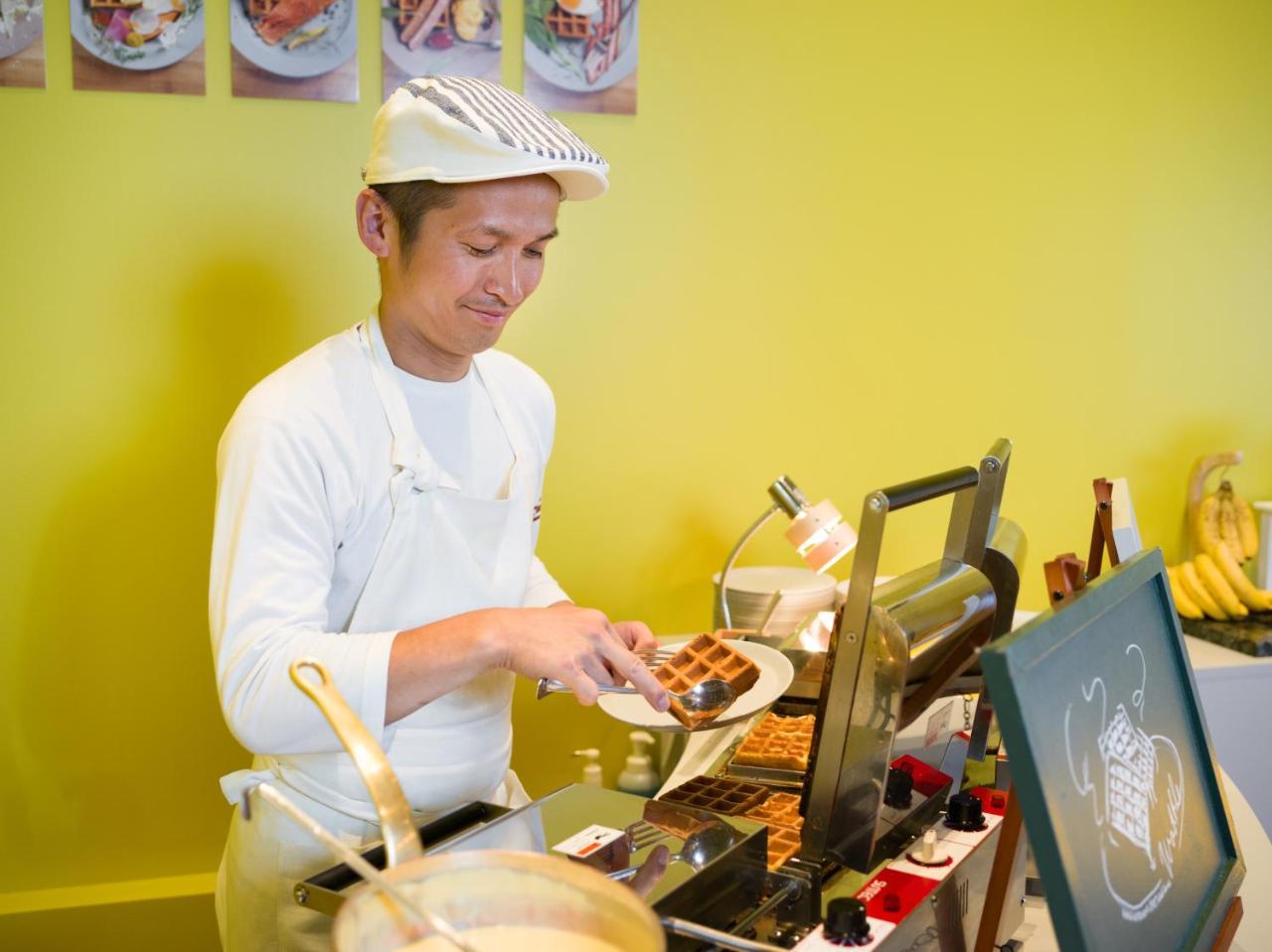 Omo7 Asahikawa By Hoshino Resorts Extérieur photo A chef preparing Belgian waffles