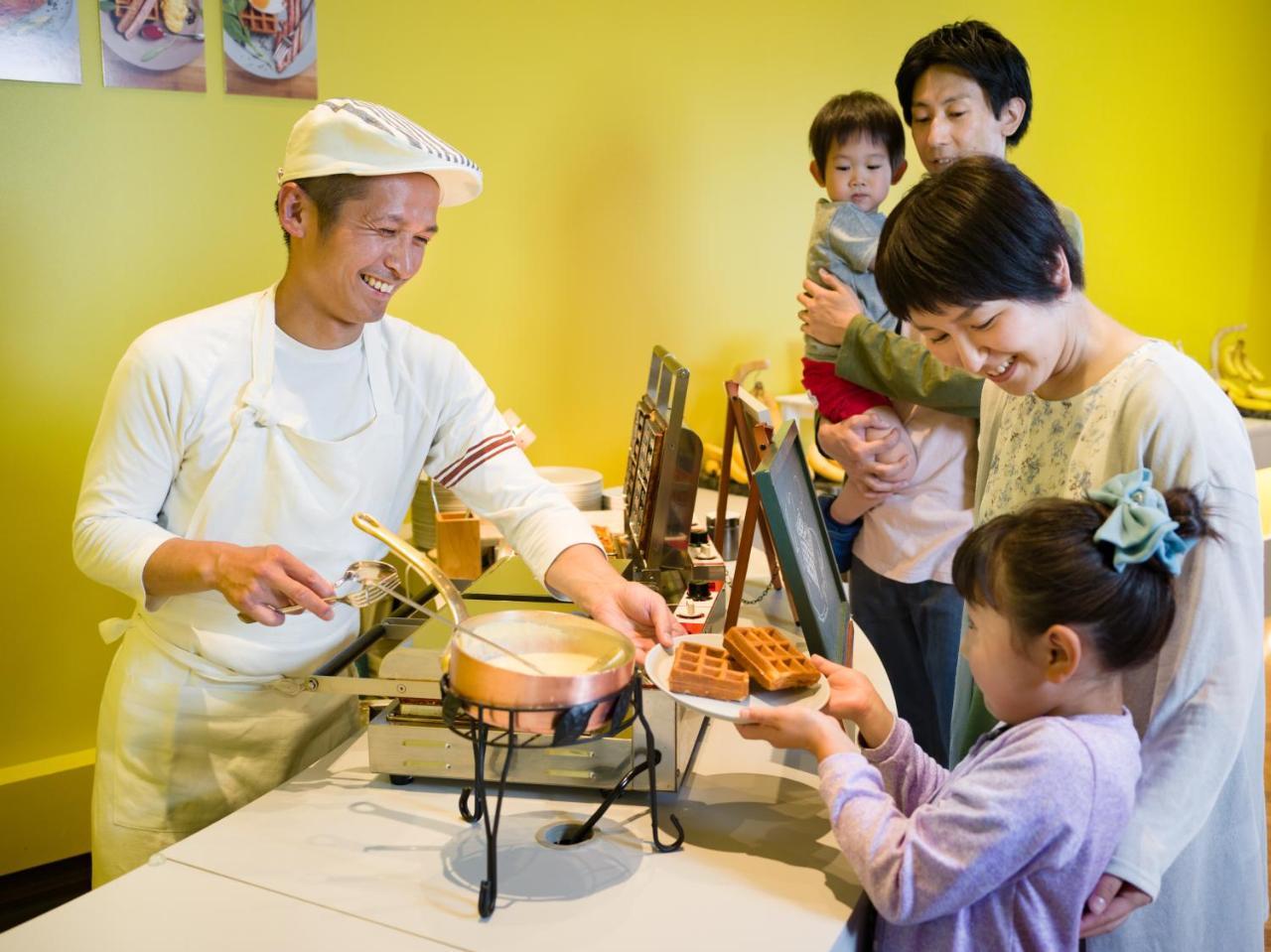 Omo7 Asahikawa By Hoshino Resorts Extérieur photo A family at a buffet
